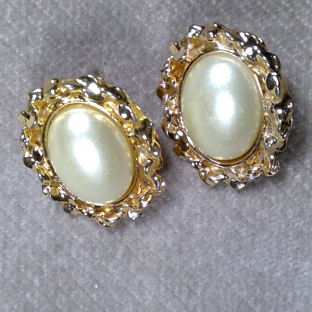Gold color cream pearl like stone earrings pair